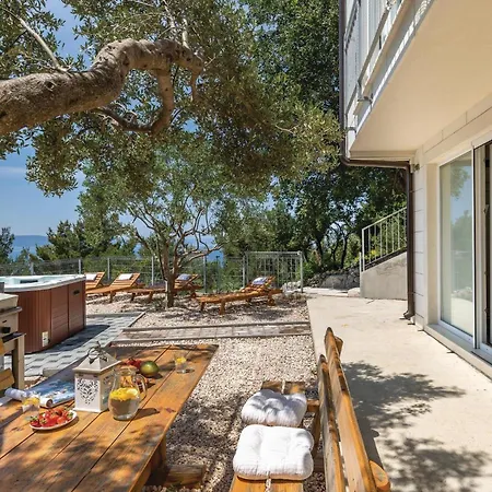 Two-bedroom In Semesterbostad Podgora (Split-Dalmatia)
